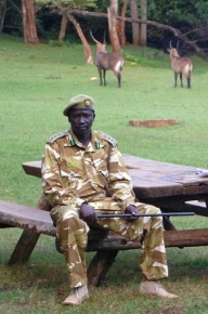 Dyrektor (senior warden) Parku Narodowego Mount Elgon, pan Dickson Ritan, w mundurze KWS