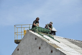 Aby zachęcić bociany do założenia gniazda na dachu, trzeba tam najpierw zamocować specjalną platformę