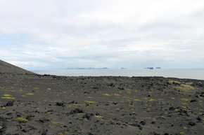 Wyspy archipelagu Vestmannaeyjar widziane z Surtsey w pogodny dzień lipcowy