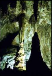 Carlsbad Caverns - przepiękne nacieki kalcytowe w Big Room
