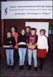 Trójka laureatów Konkursu „Zwierzęta Chronione w Polsce”, wraz ze swoimi nauczycielami