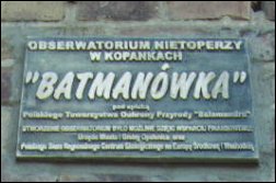 Metalowa tablica umieszczona przy wejściu do szkoły w Kopankach