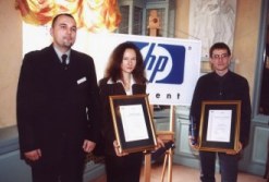 Przedstawiciele firmy Hewlett-Packard oraz reprezentanci zwycięskich organizacji