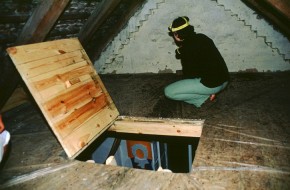 Na strychu przedszkola w Śniatach pod kolonią nietoperzy została zamontowana drewniana platforma