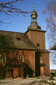 Drewniane, zabytkowe kościoły są chętnie zasiedlane przez płomykówki