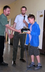 Wręczanie nagród podczas ogłoszenia wyników konkursu plastycznego przeprowadzonego w szkole w Kiszkowie
