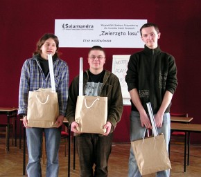 Zadowoleni zwycięzcy konkursu „Zwierzęta lasu”. Od lewej – Adam Kasprzak, Filip Solarek i Wojciech Szukalski