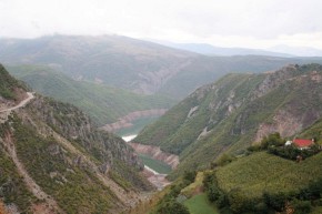 Góry północnej Albanii – malowniczy „fiord” w dole to w rzeczywistości jezioro zaporowe potężnej elektrowni wodnej