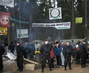 Niektórzy uczestnicy obozu nad Rospudą rzeczywiście byli tam służbowo – policjanci mieli spisywać dane osobowe protestujących oraz „chronić ich przed gniewem narodu”