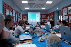 Uczestnicy warsztatów w Białowieży podczas sesji poświęconej identyfikacji różnych gatunków koralowców ujętych w załącznikach CITES