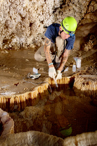 Ara Kooser filtrujący wodę z jeziorka jaskiniowego do badań nad DNA