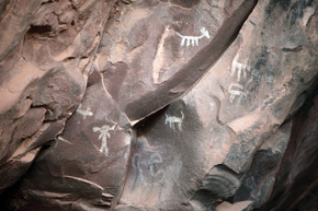 Naskalne rysunki ludu Sinagua na ścianach Palatki