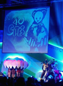 Podczas ceremonii otwarcia 16. Konferencji Stron CITES na dużym ekranie nad sceną prezentowany był pokaz laureata tajskiego programu Mam talent, który na żywo tworzył obrazy z piasku