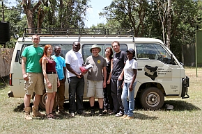 Członkowie ekspedycji na tle „batmobilu” kenijskich chiropterologów podczas symbolicznego przekazania sieci do odłowu nietoperzy, zakupionych dzięki zbiórce społecznej