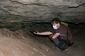 Jaskinie, w których prowadziliśmy badania, często były pełne pylistego guana
