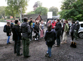 Uczestnicy „Spaceru z nietoperzami” twarzą w twarz z organizatorami – chwilę przed wyruszeniem w teren