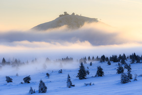 Śnieżka w porannej mgle. Karkonoski Park Narodowy